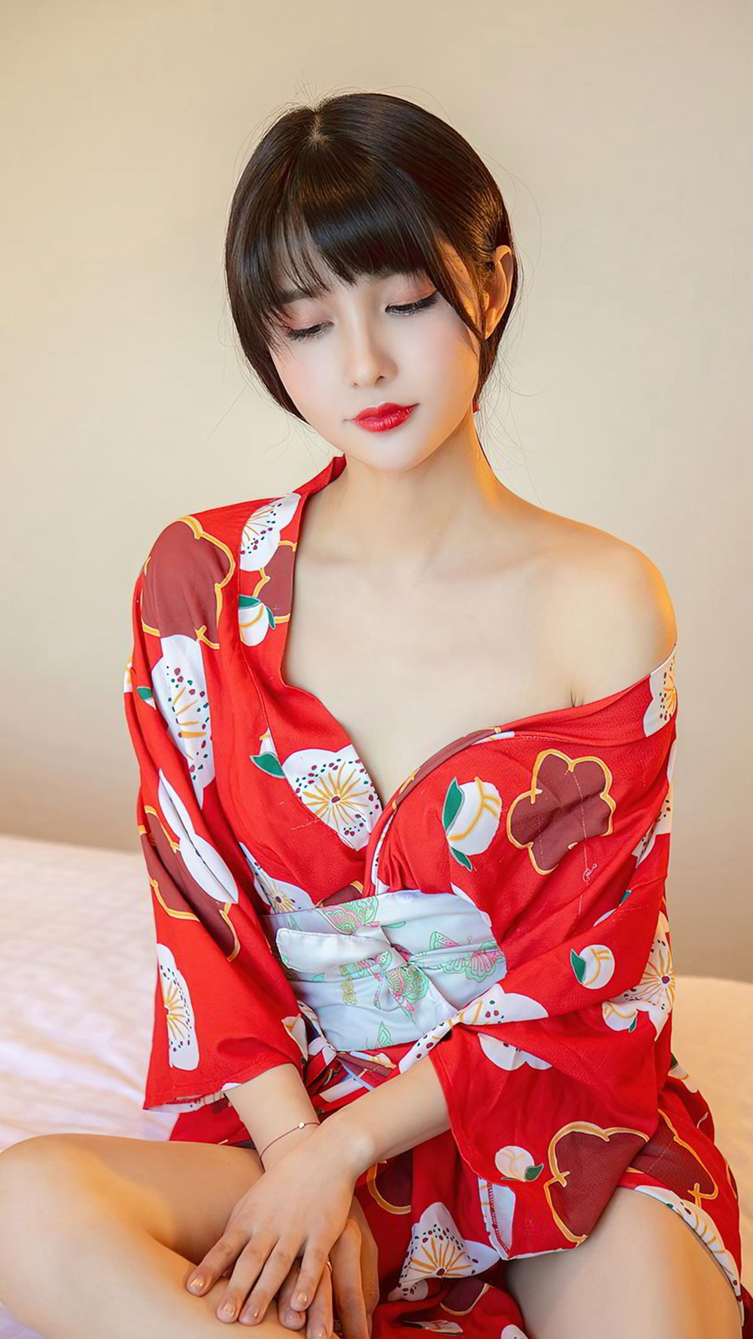 红唇 白嫩肌肤 和服装美少女手机壁纸图片 美肩