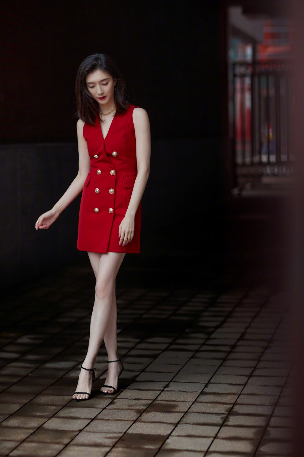 江疏影魅力街拍写真，无袖纽扣装红裙着身，抱胸摆头，姿态优美