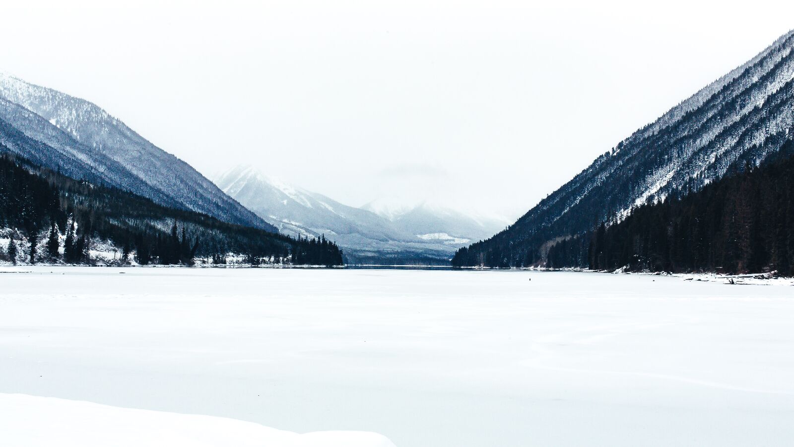 雪山下的冰湖等大气的风景桌面壁纸