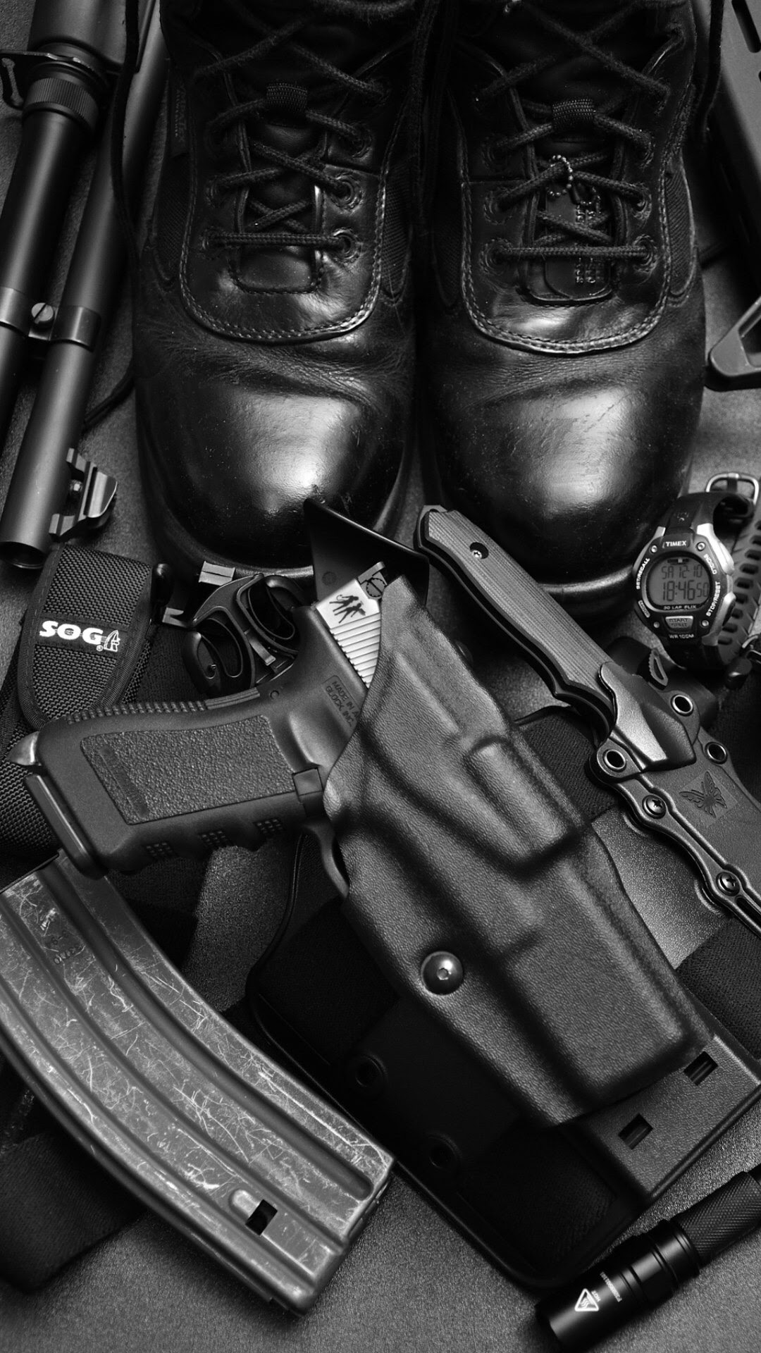 军事迷最爱单兵装备摄影手机壁纸，包括手枪，皮靴，战术匕首等