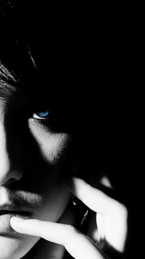 蓝色瞳孔酷酷的短发欧美美女头像手机壁纸