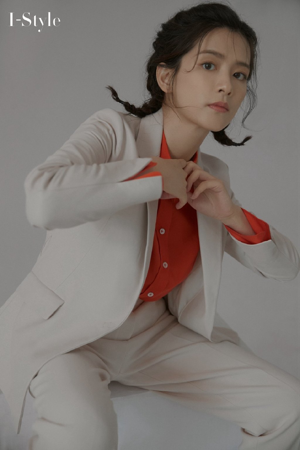陈昊宇酷美时尚白衣西服套装红衬衫搭配个性杂志写真大片