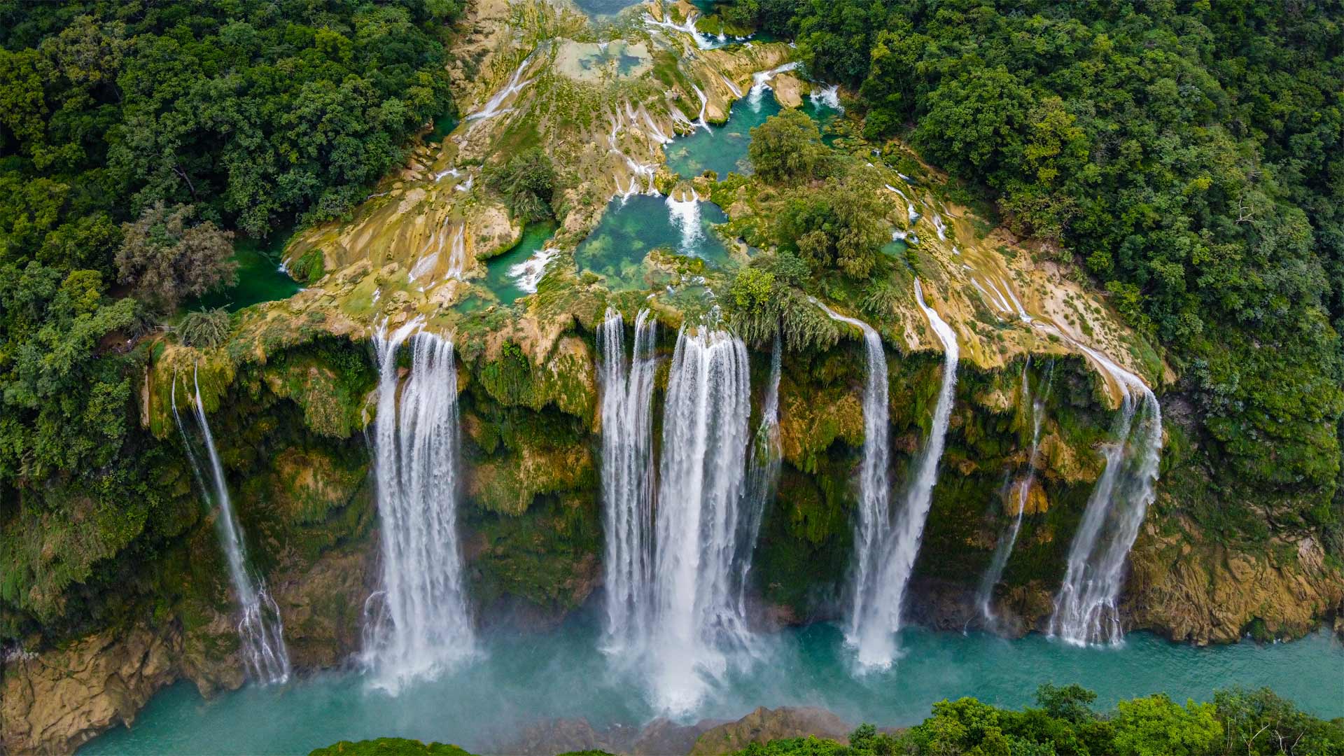 山水一体，鸟瞰下的唯美壮观瀑布高清壁纸图片