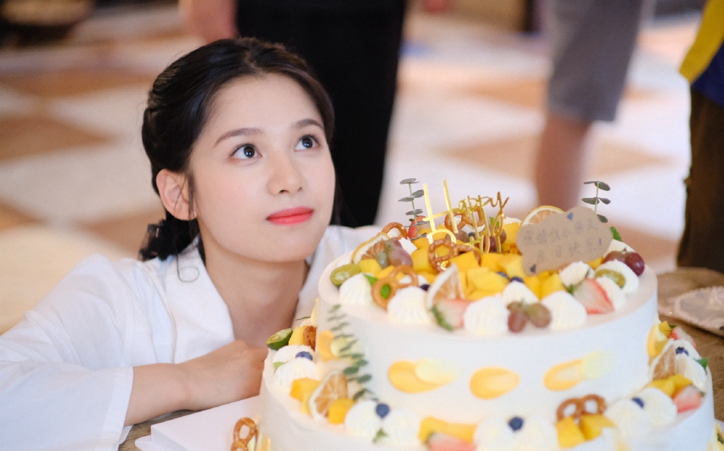 张婧仪21岁生日美照，吃长寿面，许愿，切蛋糕，清新甜美
