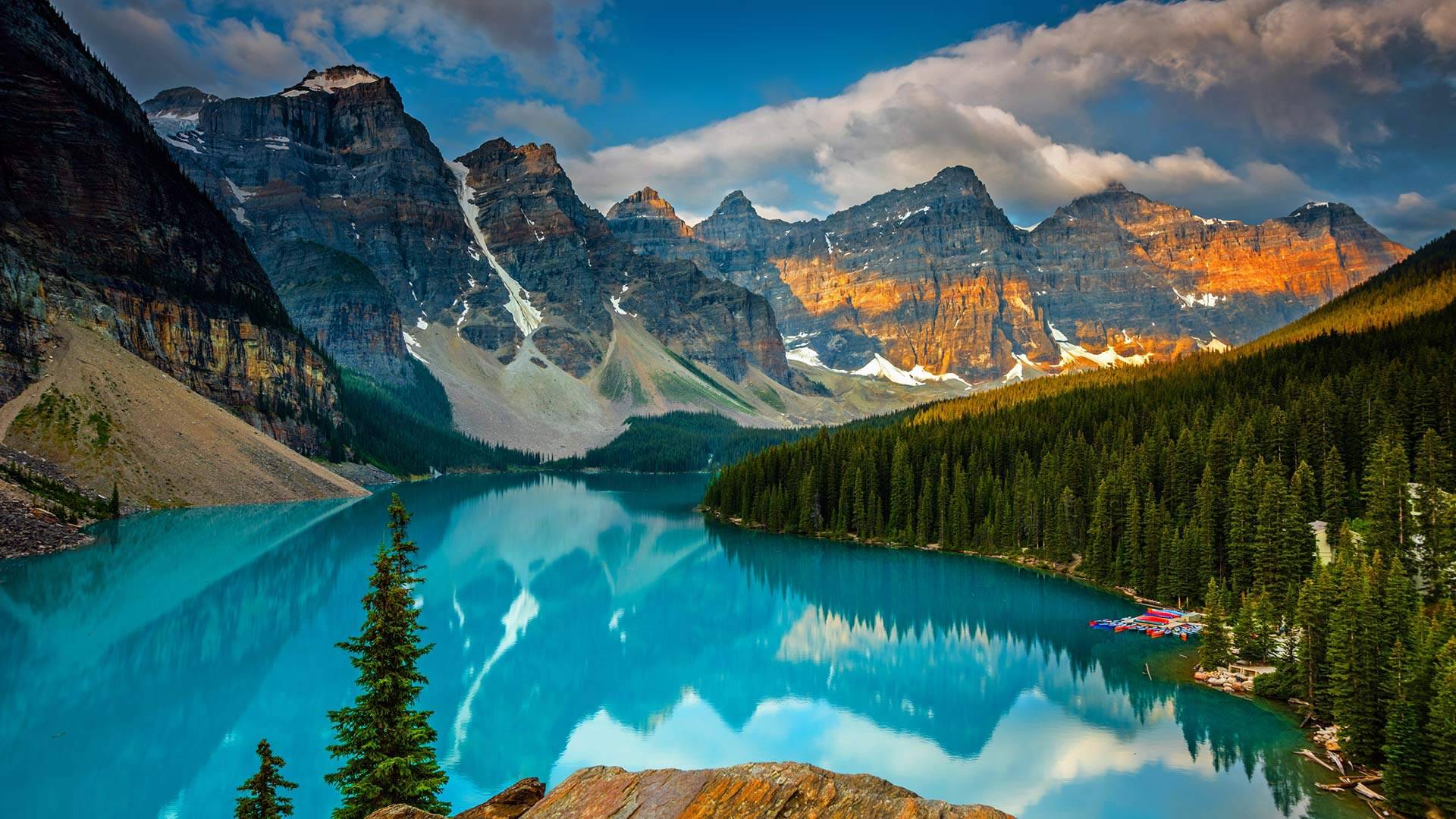 蓝色水面如镜，<span style='color:red;'>山水</span>树木交融，加拿大唯美自然风景莫兰湖景色壁纸图片