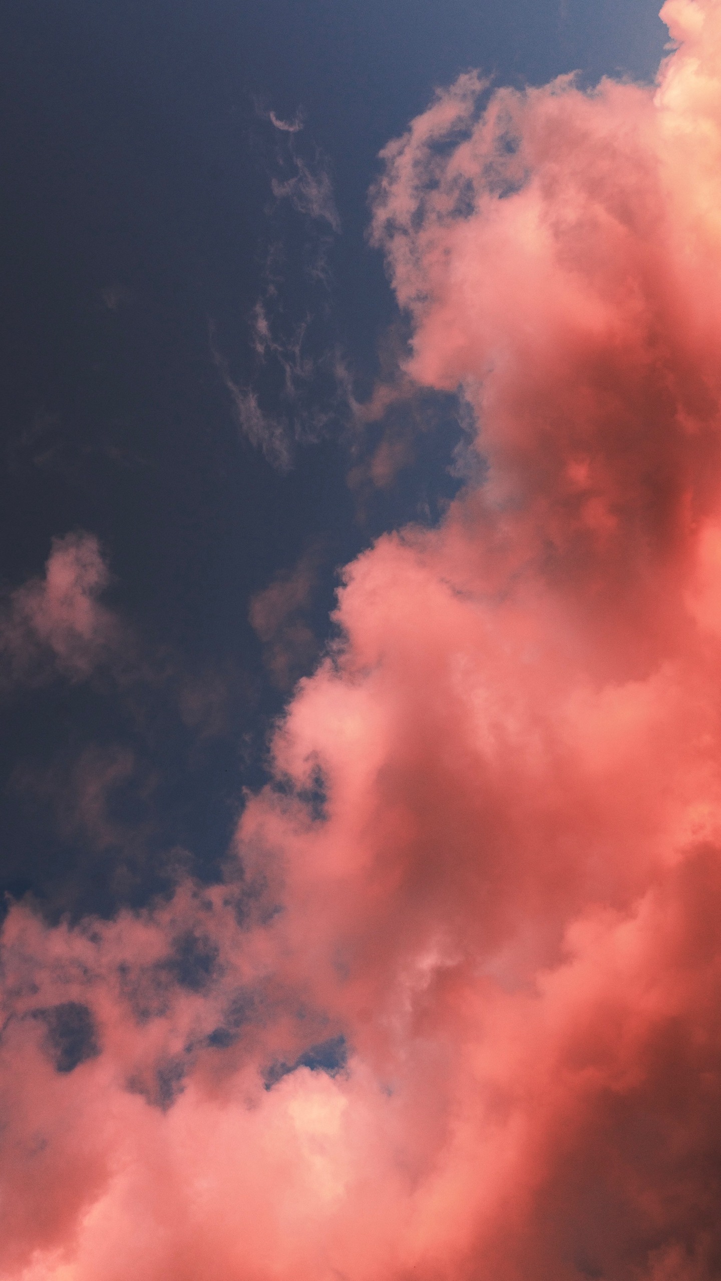 天空中的泛着红色的云彩高清<span style='color:red;'>2k手机壁纸</span>图片