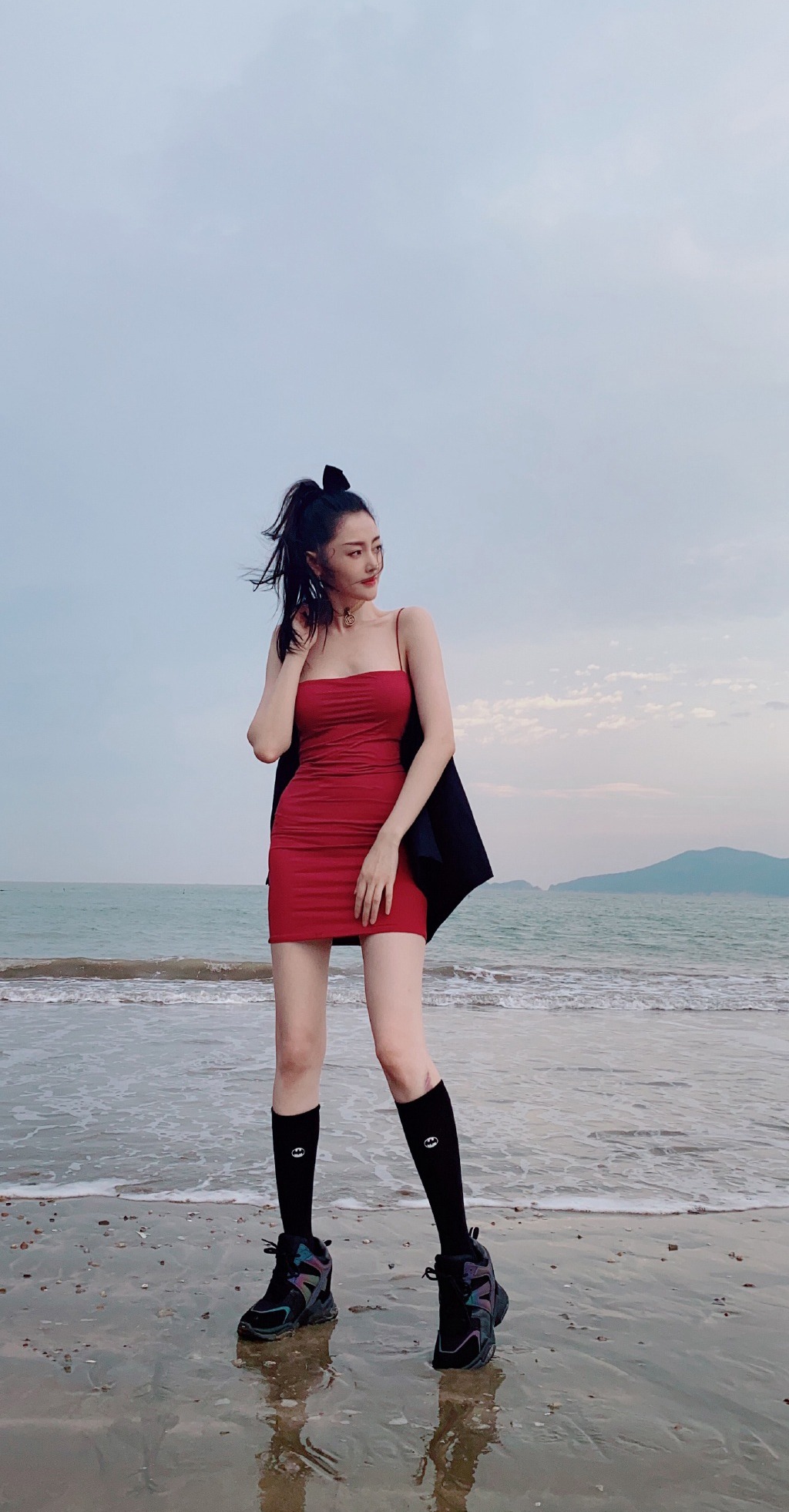 张天爱一袭紧身吊带红裙现身海边沙滩性感生活照片