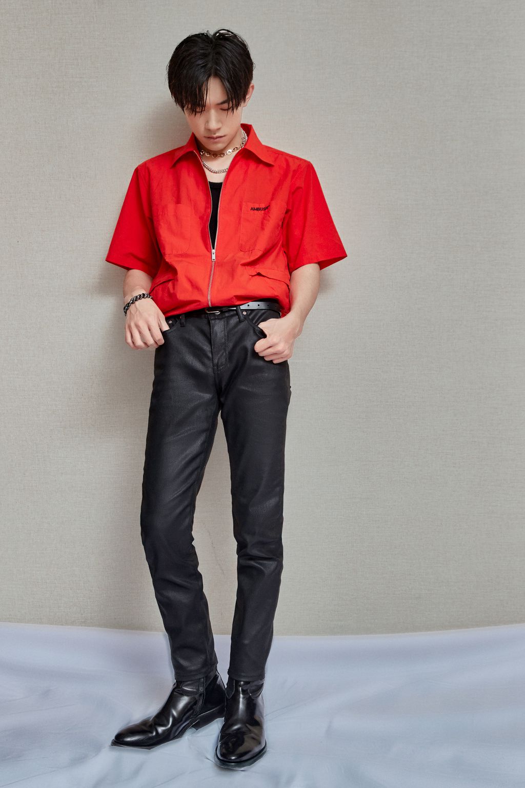 <span style='color:red;'>易烊千玺</span>红衣，皮裤，尖头皮靴帅气穿搭写真图片
