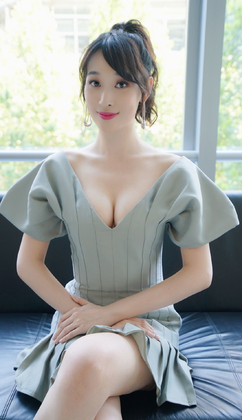 台湾美女演员<span style='color:red;'>张馨比</span>性感低胸装写真，尽显丰满事业线