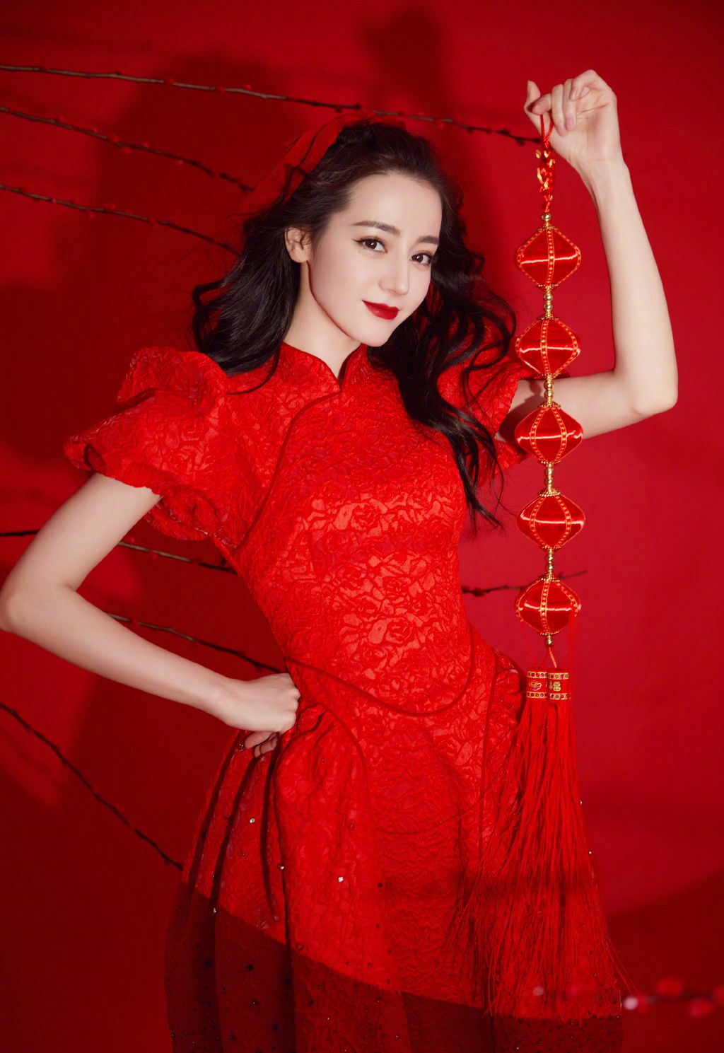 迪丽热巴中国红舞台服穿搭可爱<span style='color:red;'>喜庆</span>美照