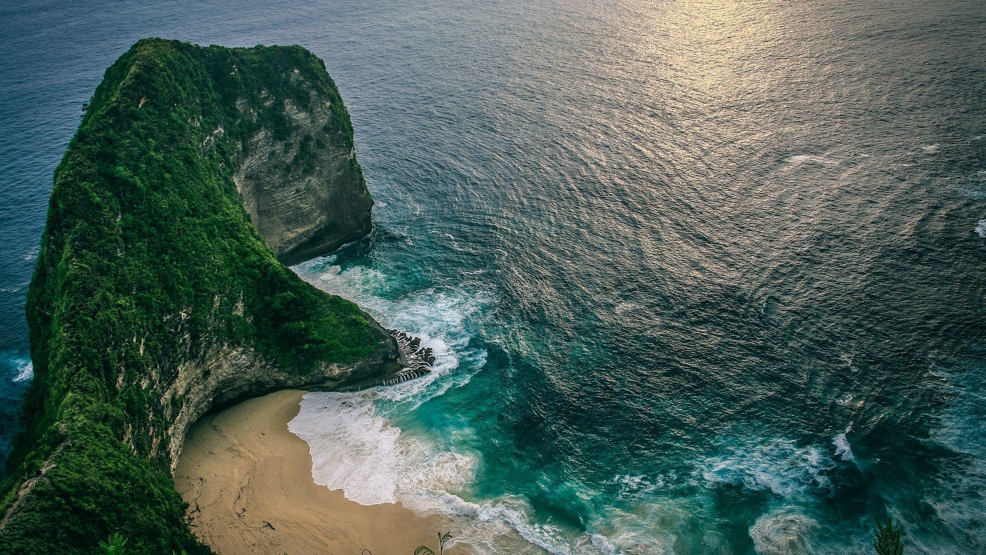 沙滩 悬崖 海洋自然风景高清俯瞰桌面壁纸图片 日落下的海岸