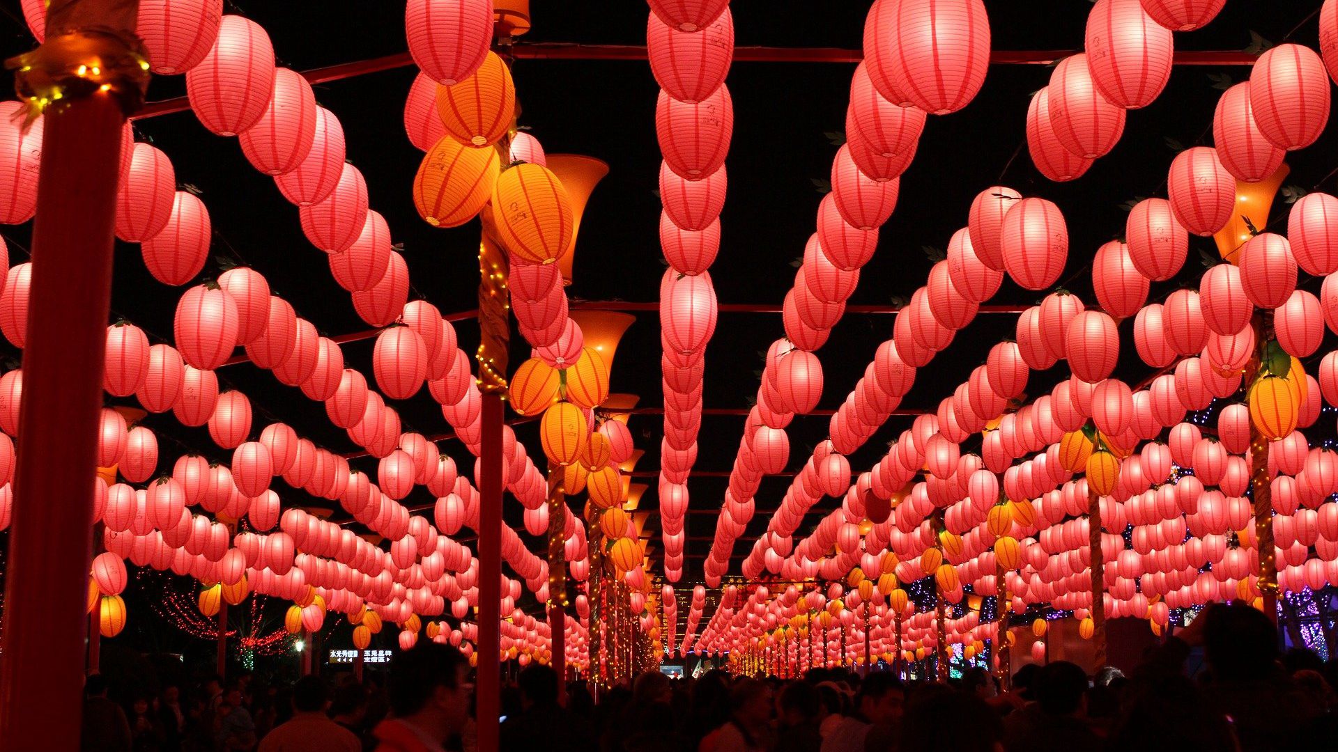 夜晚，挂着满满<span style='color:red;'>灯笼</span>，元宵节日气氛浓厚的台湾庙会唯美壁纸图片