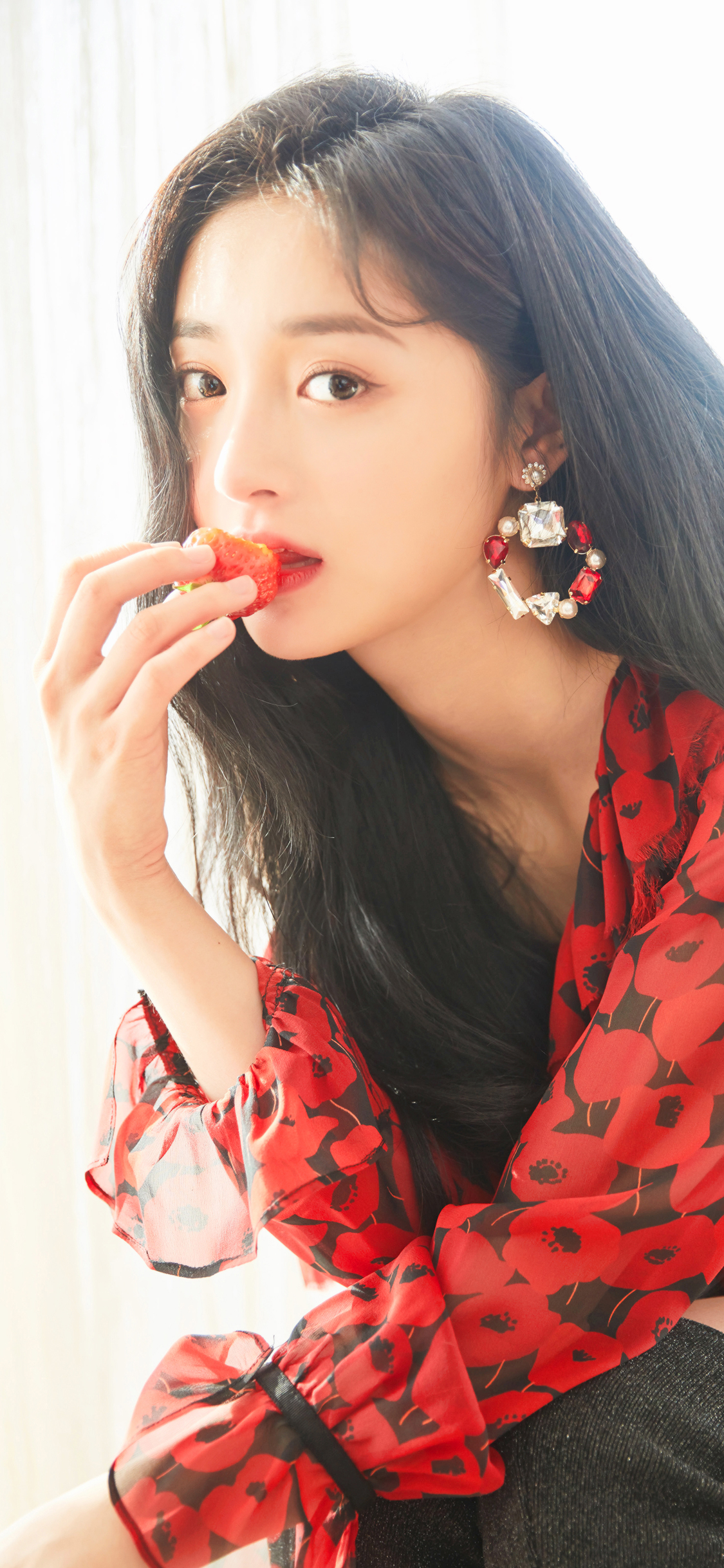 吃草莓的美女明星周洁琼