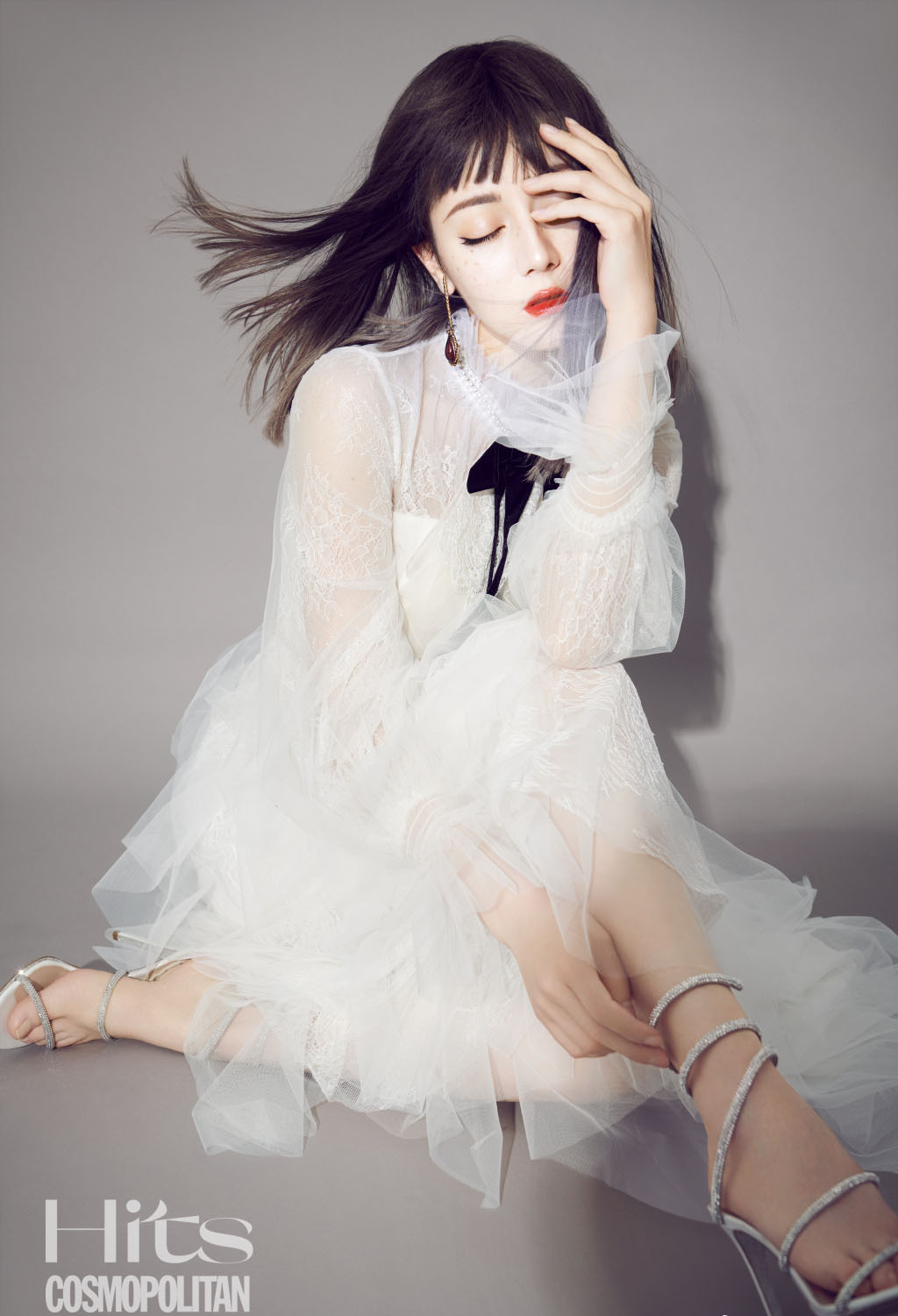 迪丽热巴齐刘海长发发型搭配“雀斑妆”酷美时尚写真