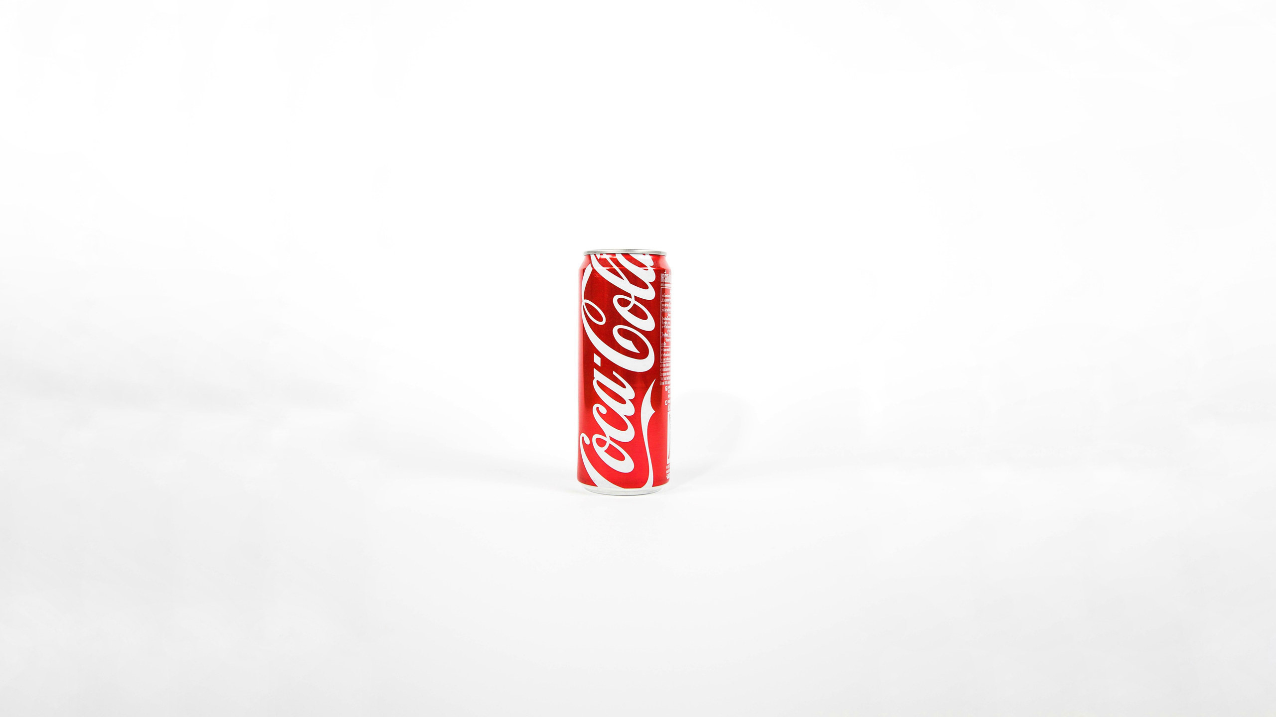 灰色背景下的一瓶易拉罐<span style='color:red;'>可口可乐</span>桌面壁纸