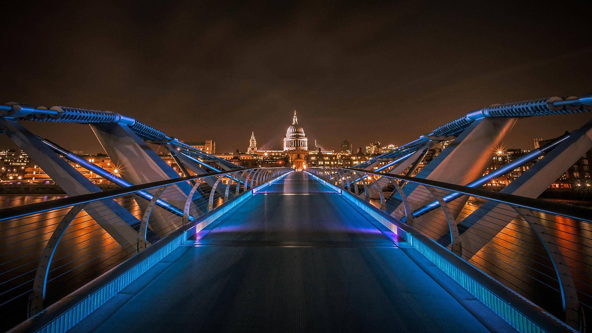 英国伦敦千禧桥夜景，以<span style='color:red;'>圣保罗大教堂</span>为背景的千禧桥唯美壁纸图片