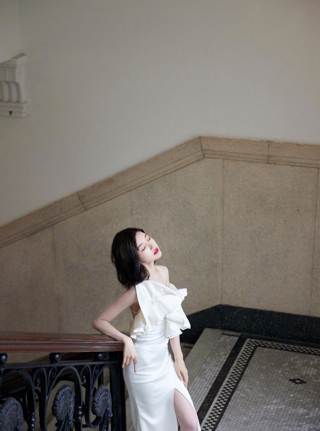 毛晓彤性感气质吊带白裙礼服大秀完美身材美背写真图片