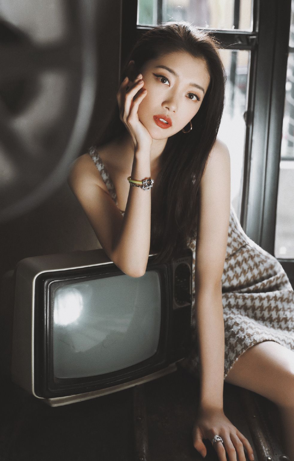 上海美女演员田依桐怀旧写真，在黑白电视机前显得妩媚而妖娆