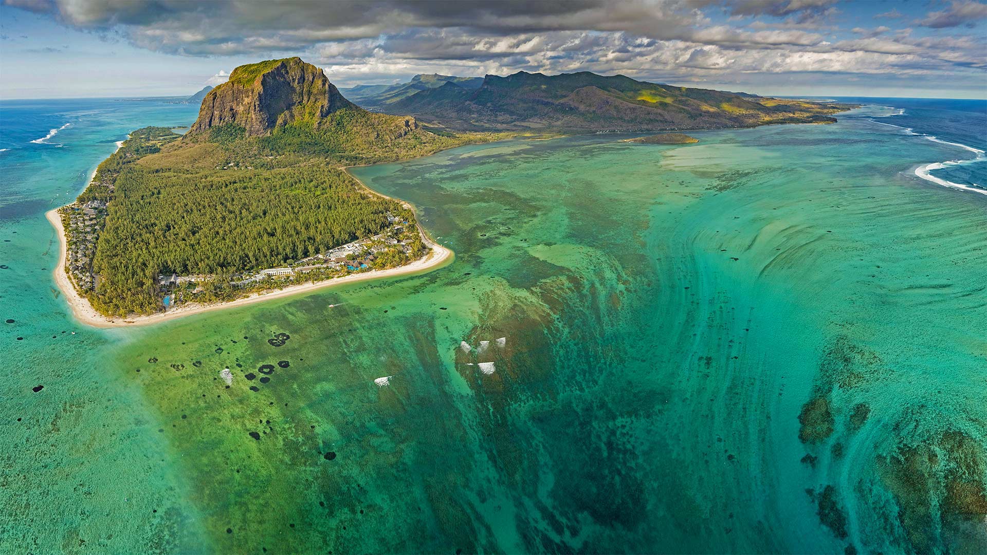 湛蓝的海水，迷人的海岛 山水 树木风光景色旅游壁纸图片 俯瞰视觉