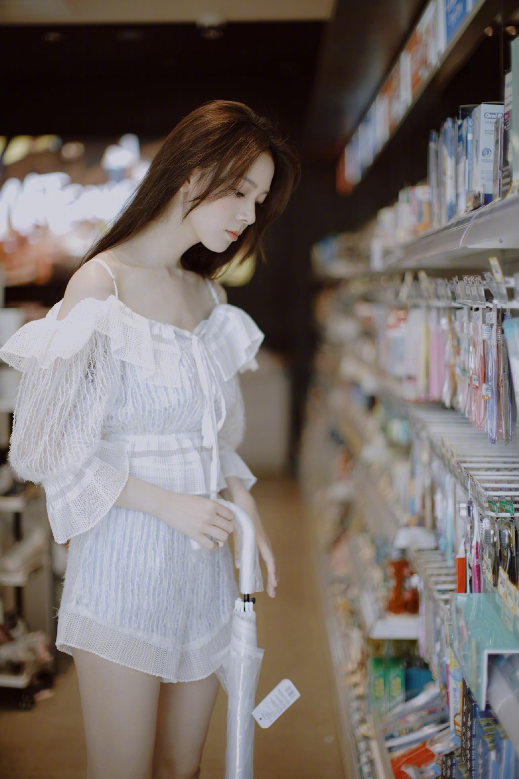 陈瑶微博晒清新甜美逛商场写真，白衣着身宛如小仙女