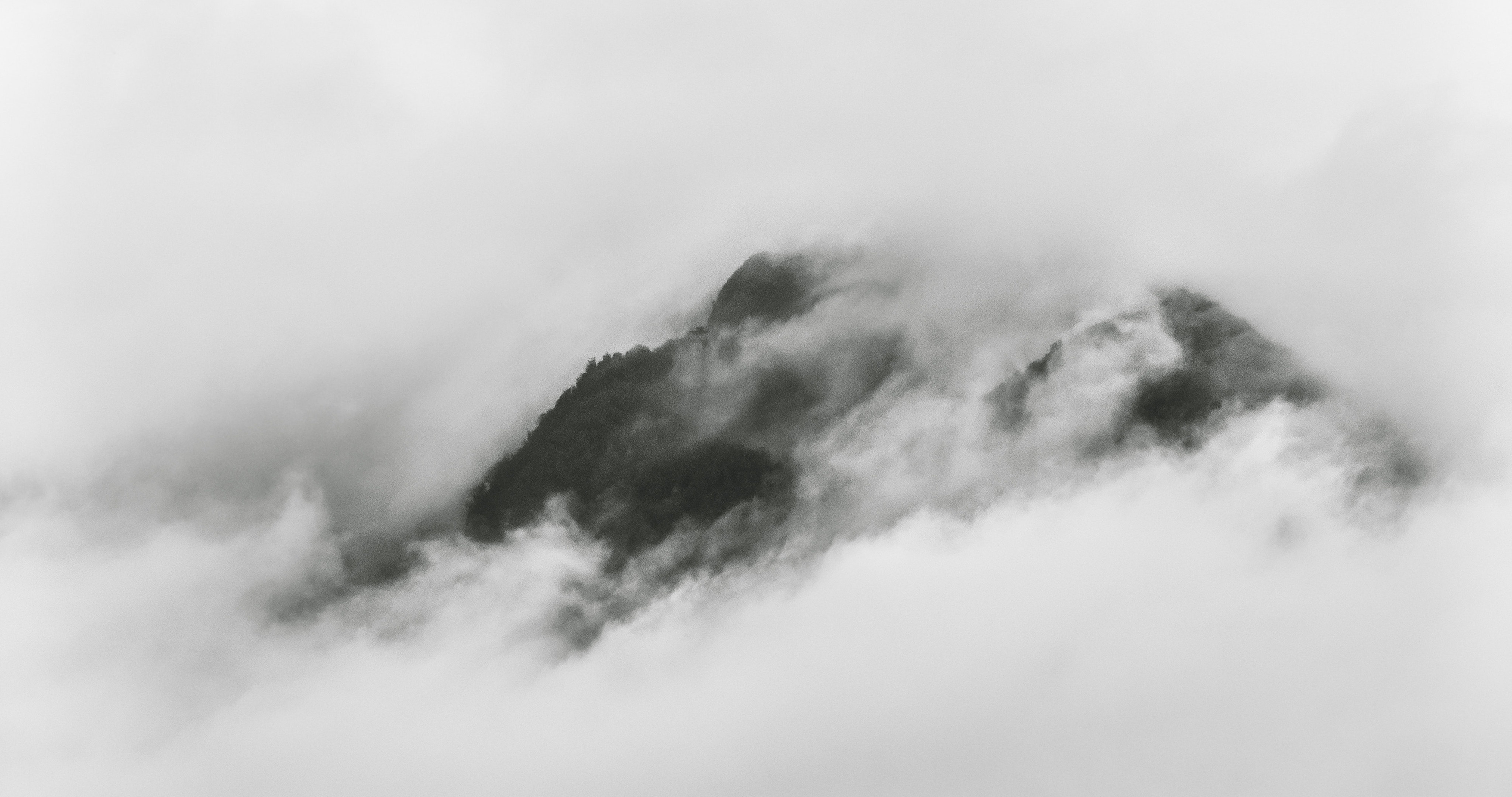 云雾缭绕的山峰，仙境般的山脉高清4K桌面壁纸