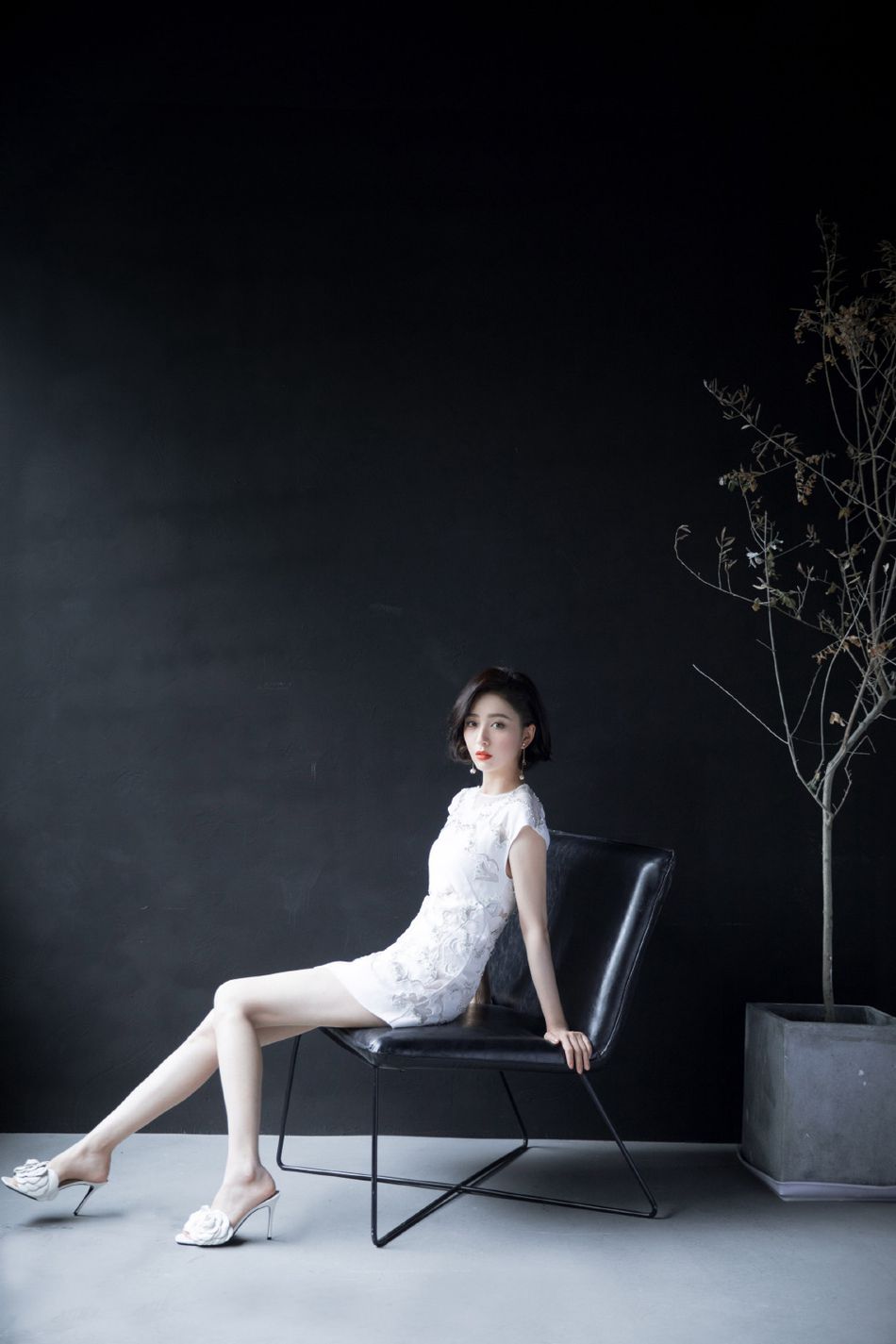 佟丽娅优雅气质镂空旗袍穿着高清私房写真图片