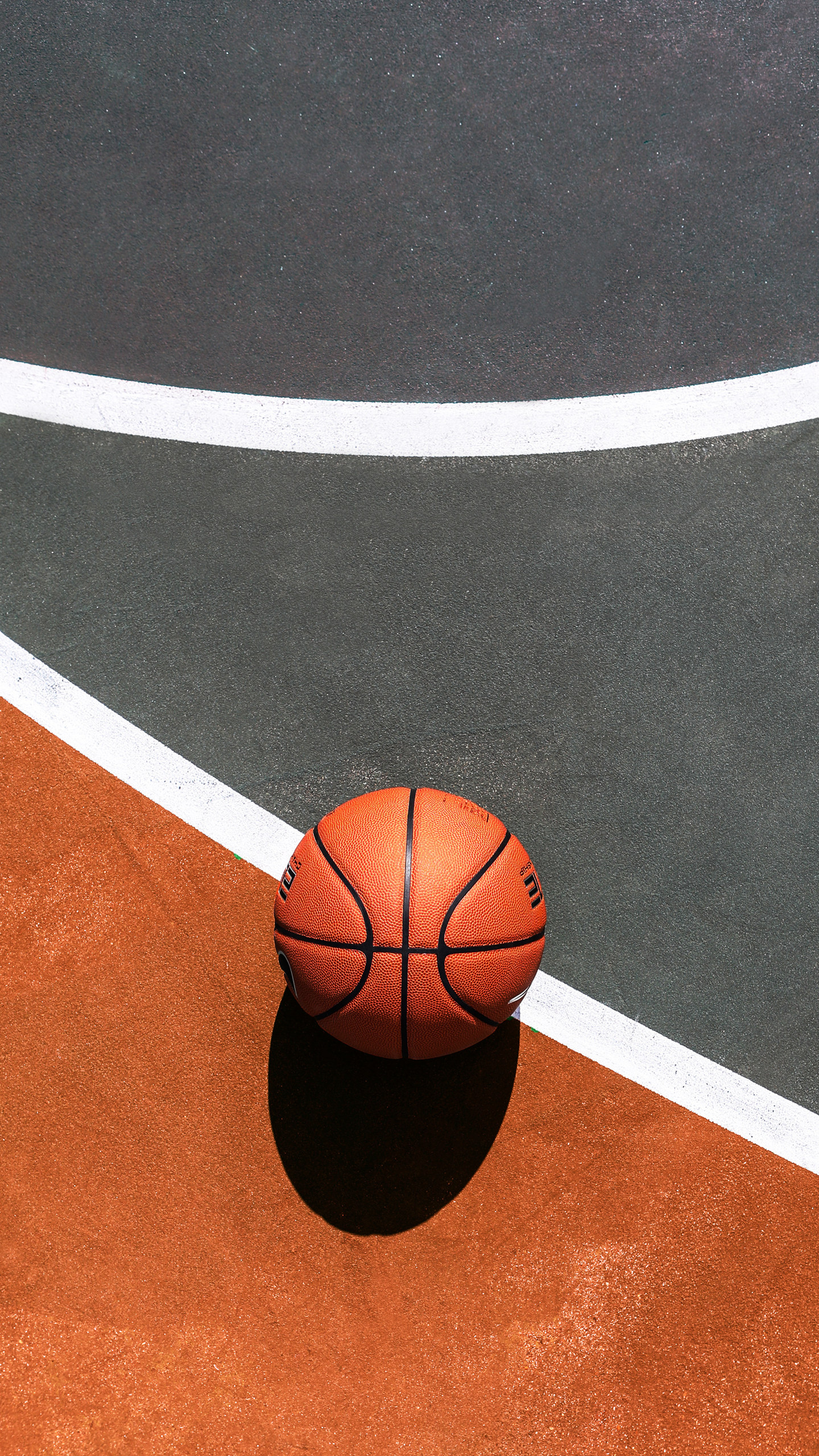 实拍<span style='color:red;'>篮球场</span>上的篮球高清手机壁纸