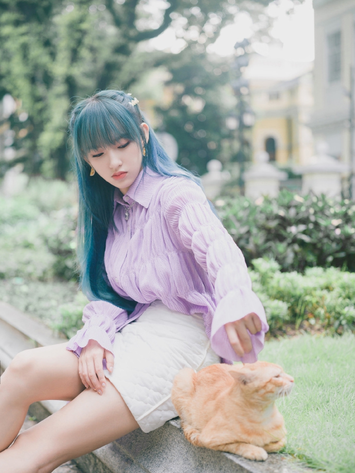 程潇个性紫衣白裙搭配一头蓝发街边逗猫美拍写真
