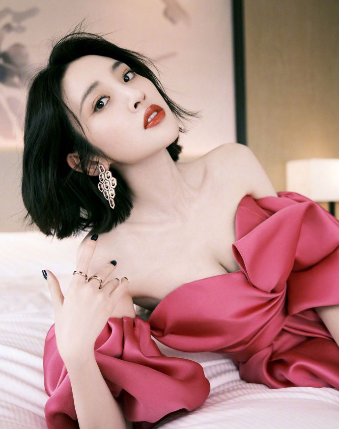 唐艺昕抹胸红裙着身酥胸半露私房床上写真图片