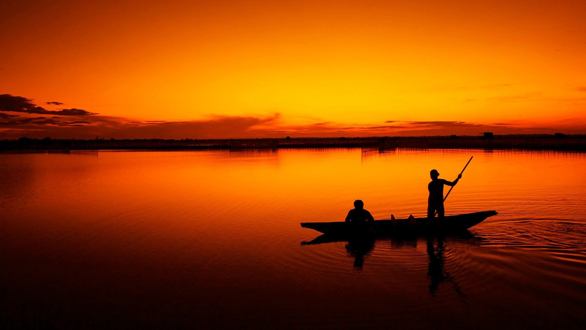 黄昏 <span style='color:red;'>湖</span>面上划着轻舟的渔民唯美高清桌面壁纸图片 橙红色的天