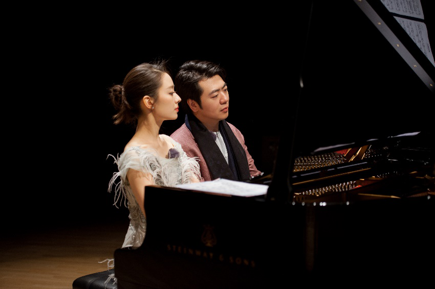 郎朗老婆吉娜和郎朗《妻子的浪漫旅行4》同台弹钢琴剧照
