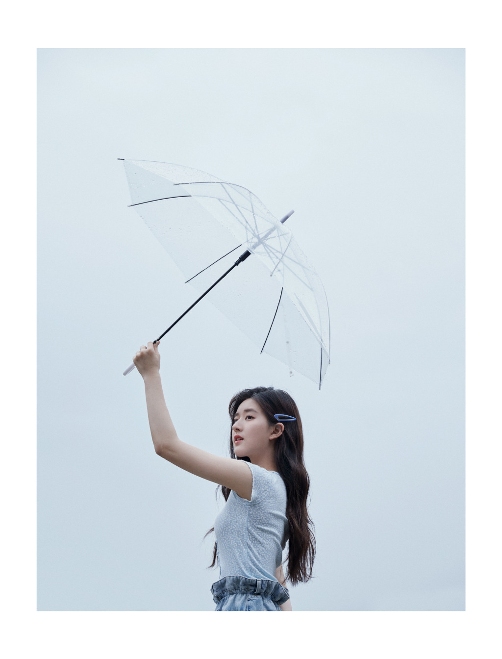 在雨中的赵露思，手持透明雨伞漫步雨中仙气写真图片