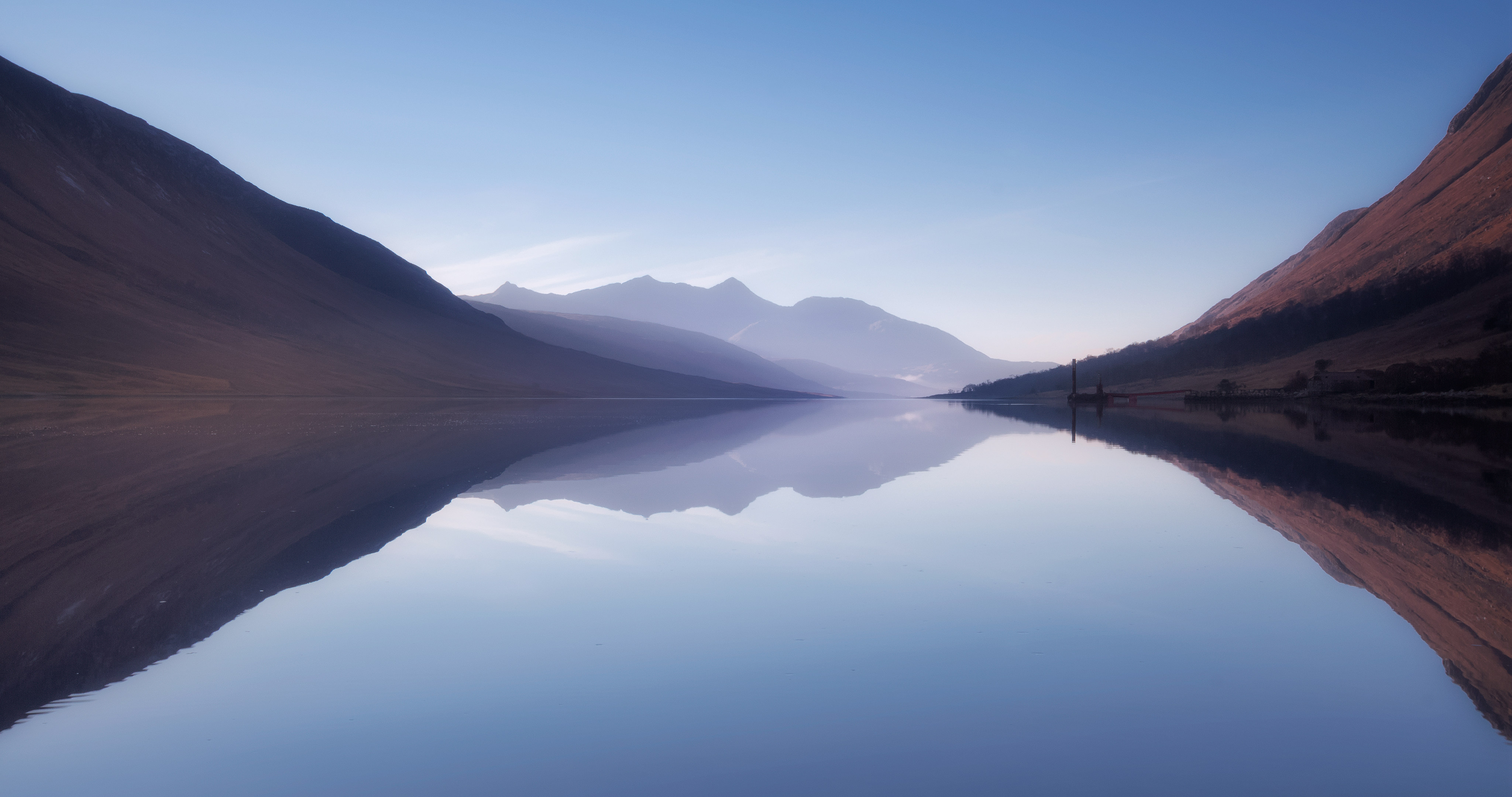 大雾天气中的镜湖孤舟唯美风景壁纸图片