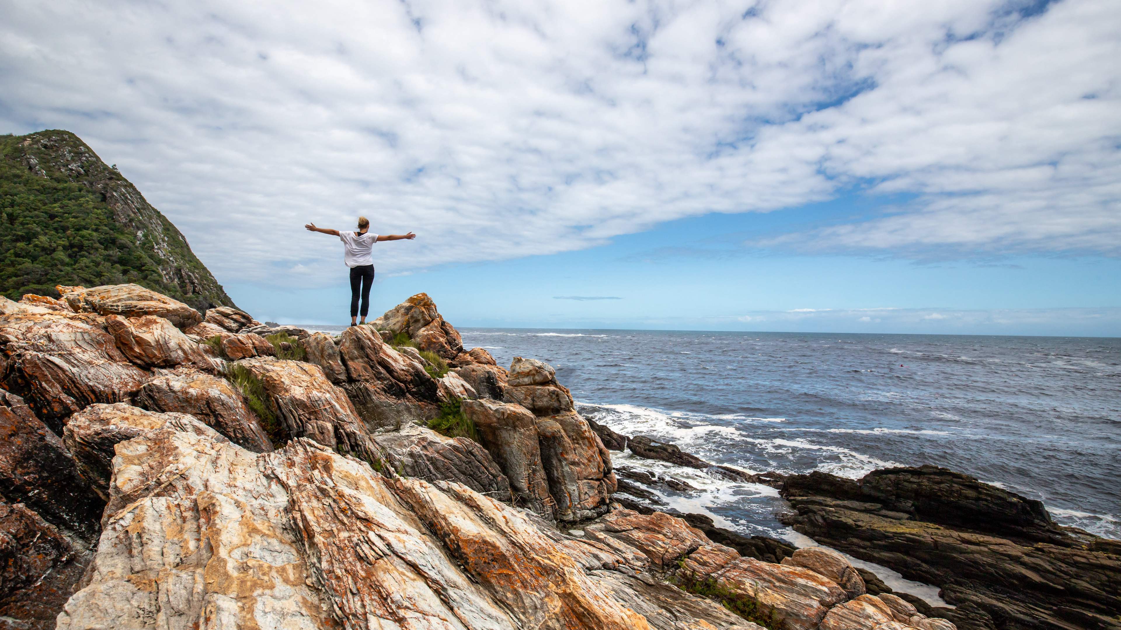 礁石区 站在石头山的欧美女子背影 自由自在海边风景壁纸图片 海边