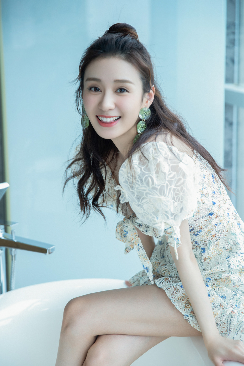 郑合惠子碎花蕾丝白裙坐在浴缸里可爱图片