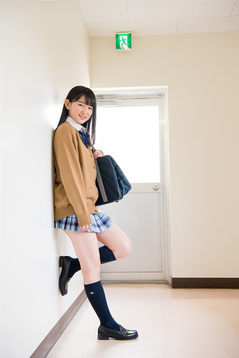日本学生制服河村楓華超短裙美女诱惑图片第1张图片