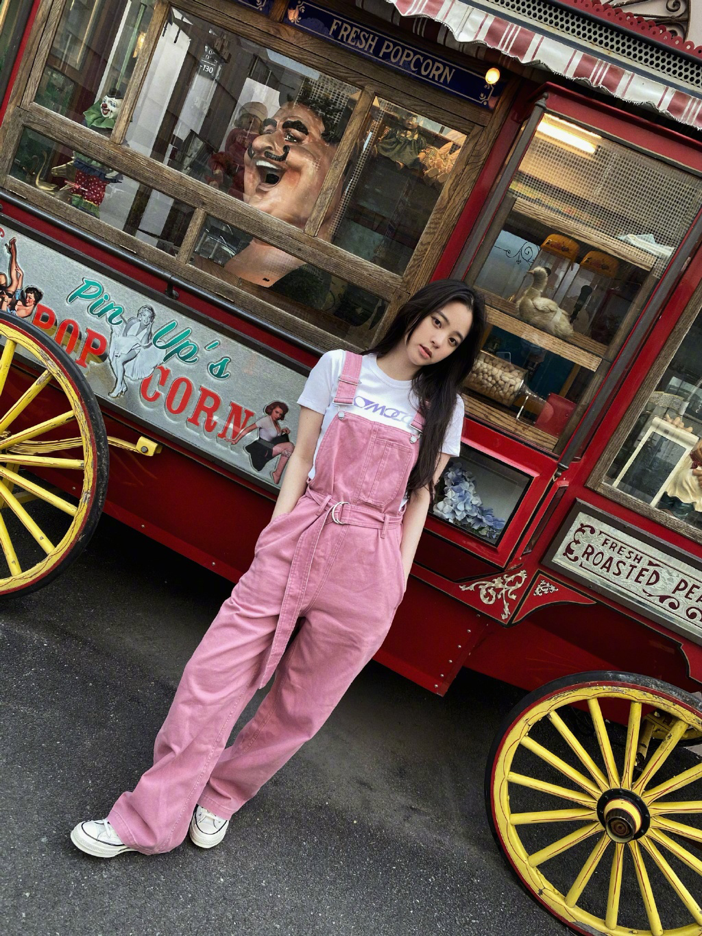 欧阳娜娜可爱粉色吊带连体牛仔裤街拍生活照片