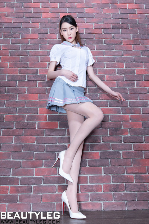 台湾气质美女Emily<span style='color:red;'>高跟鞋</span>丝袜写真图片