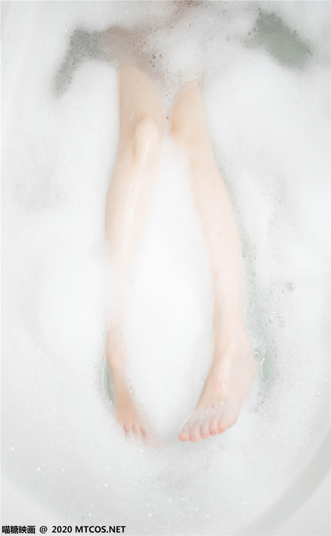 性感萝莉浴缸泡泡酥胸美腿诱惑写真第1张图片