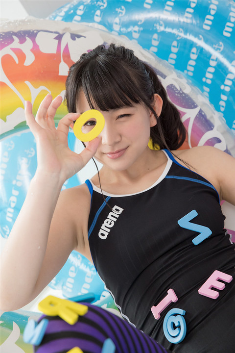 日本美女河村楓華比基尼连体泳装图片
