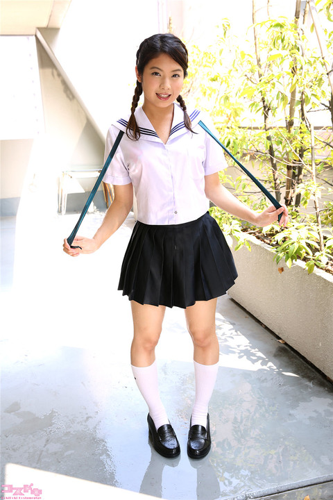 <span style='color:red;'>90后美女</span>神前つかさ制服户外性感写真