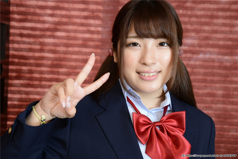 日本学生制服av女优鳴瀬未来写真套图第2张图片