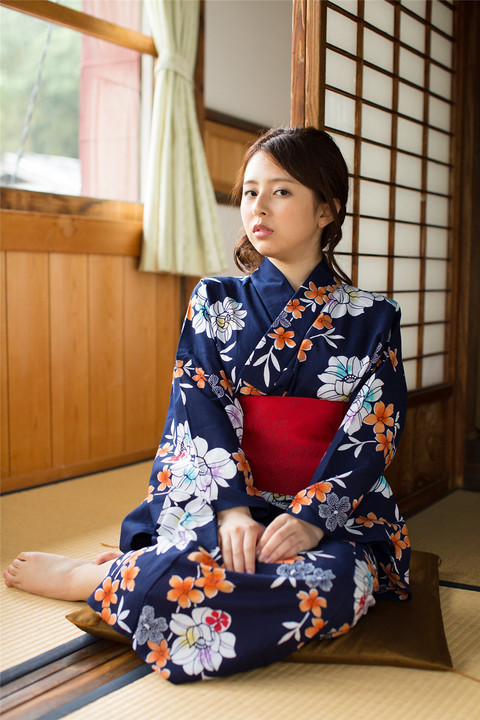 日本美女明星松下陽月穿和服比基尼图片第1张图片