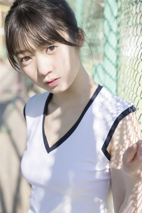 可爱甜美的日本女生山岸理子排球场写真图片
