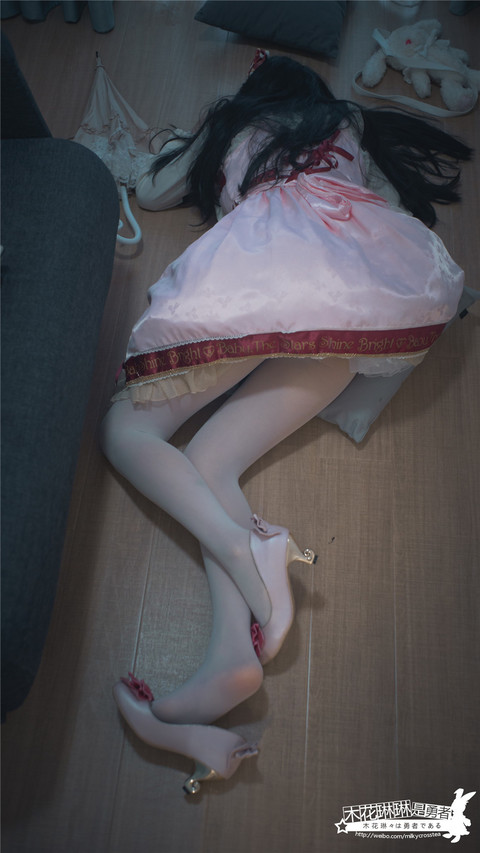 福利姬木花琳琳是勇者洛丽塔白丝美腿写真第1张图片
