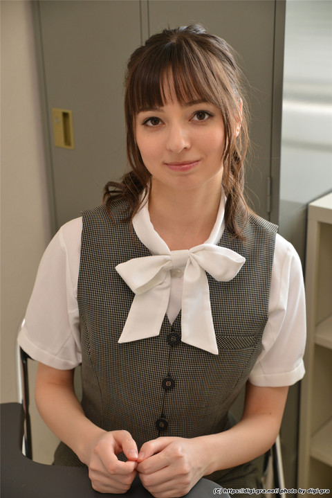 OL系列的女优西田カリナ肉丝袜诱惑图片第1张图片