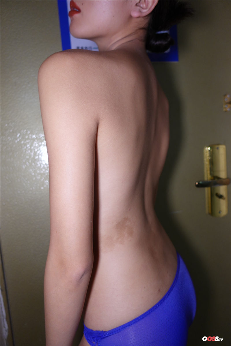 王怡蓝色内裤映衬性感骆驼趾大胆图片