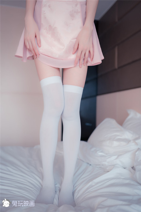 粉嫩少女制服丝袜美腿诱惑写真集第1张图片