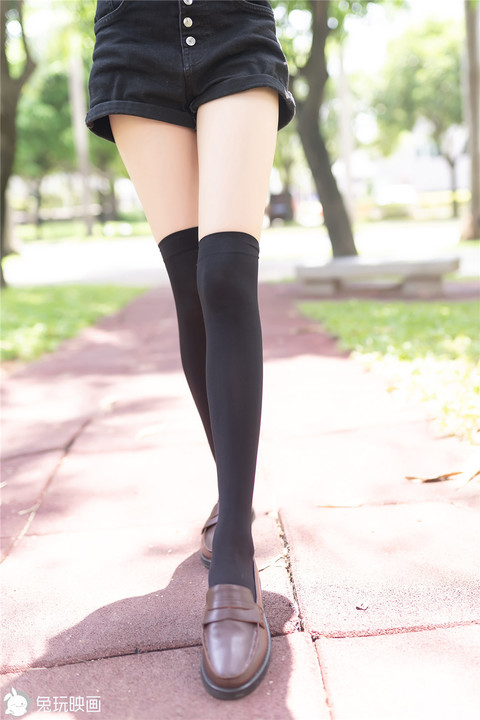 阳光美女热裤黑袜性感美腿诱惑写真第1张图片