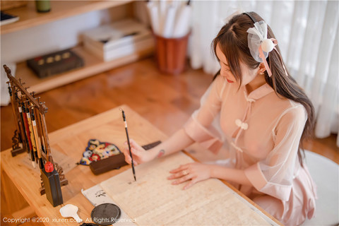 爆乳嫩模玉兔miki透明旗袍大胆人体艺术写真第1张图片